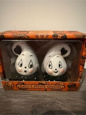 VIRAL!! Cute Johanna Parker Ghosts with Black Heart Salt & Pepper Shakers-NWT
